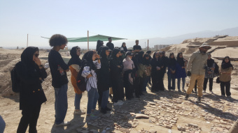 بازدید دانشجویان دانشکده های منابع طبیعی، علوم انسانی و معماری و هنر دانشگاه کاشان از کاوش باستانی تپه سیلک